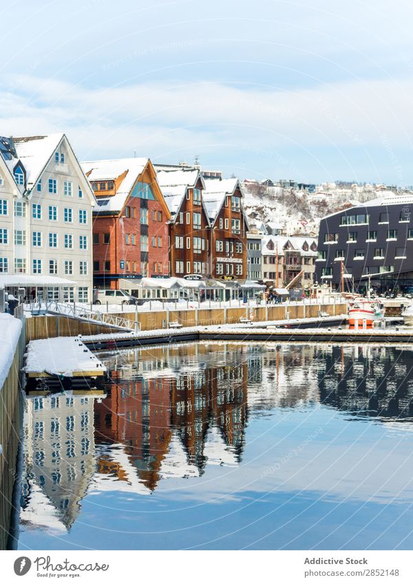 Stadtgebäude und Pier Anlegestelle Winter Ferien & Urlaub & Reisen Wasser Architektur Großstadt Tourismus Portwein Hafen Landschaft Dock Küste Jachthafen See