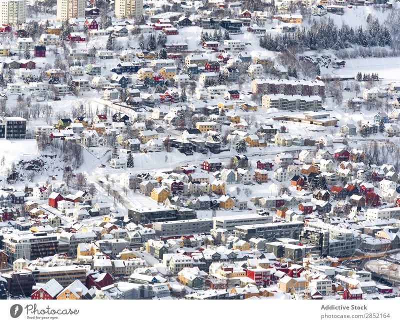 Bunte Häuser in der Winterstadt Küste See Stein Berge u. Gebirge Großstadt Brücke Schnee kalt Frost Wasser Landschaft schön Strand Natur