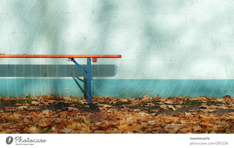 ende im strandbad.... Umwelt Natur Herbst Schönes Wetter Blatt Mauer Wand Bank Bierbank Beton Holz Metall natürlich blau braun Farbe Klima Farbfoto mehrfarbig