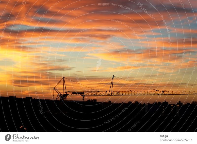 Kran im Abendlicht (Am Fenster 4) Kranausleger Himmel Wolken Sonnenaufgang Sonnenuntergang blau mehrfarbig gelb gold orange rot schwarz Farbfoto Außenaufnahme