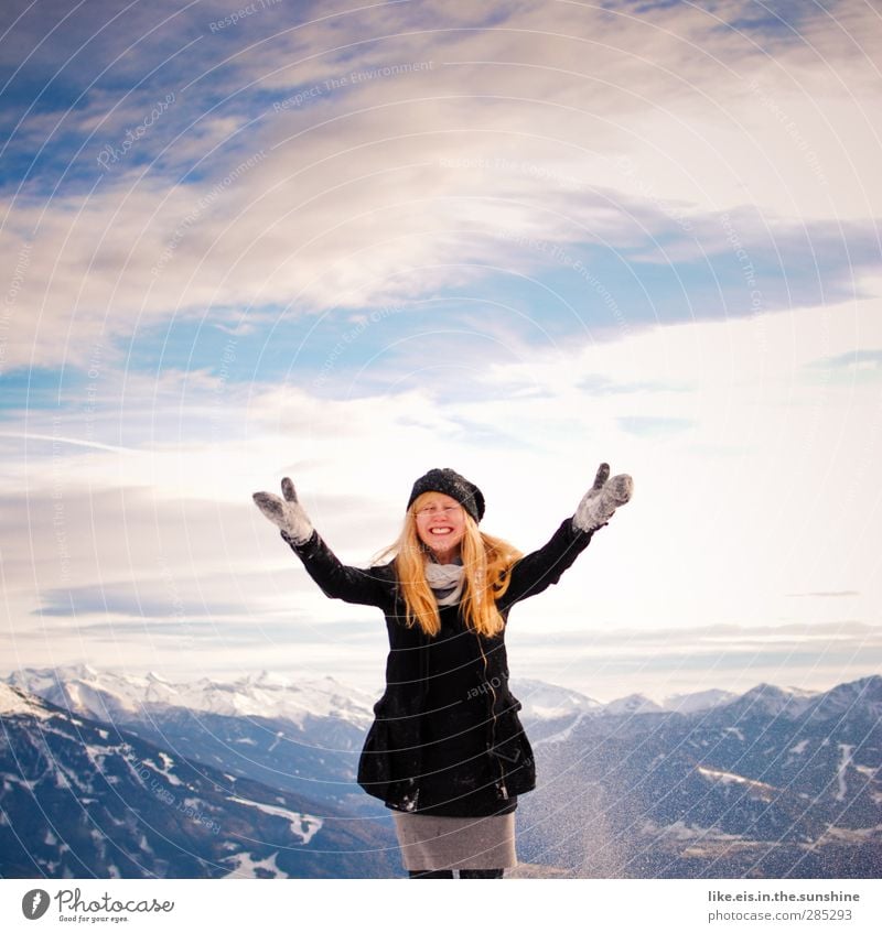 Frau Holle in Aktion Winterurlaub feminin Junge Frau Jugendliche Erwachsene Leben 1 Mensch 18-30 Jahre Umwelt Natur Landschaft Urelemente Klima Klimawandel