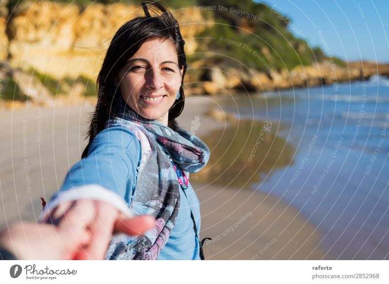 Touristenpaar hat Spaß damit, dass eine Frau den Mann bei der Hand nimmt. Lifestyle Freude Glück Erholung Ferien & Urlaub & Reisen Abenteuer Sommer Strand Meer