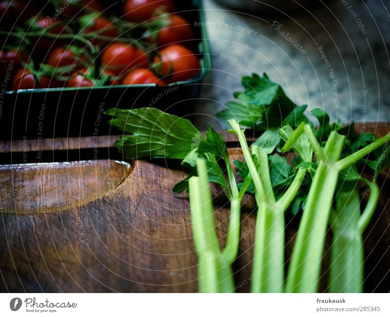 Suppengrün Lebensmittel Gemüse Ernährung Mittagessen Bioprodukte Vegetarische Ernährung frisch Gesundheit Sellerie Tomate Schneidebrett Holzbrett mehrfarbig