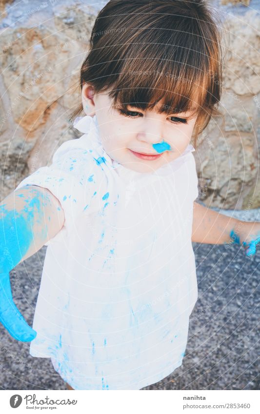 Kleines Mädchen schmutzig von Farbe Lifestyle Stil Freude Leben Freizeit & Hobby Spielen Kindererziehung Kindergarten Schule Mensch feminin Kleinkind Kindheit 1