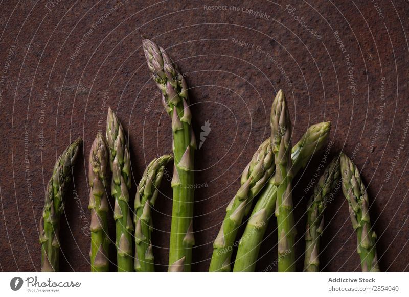 Grüner Spargel auf dunklem Metallgrund arrangiert Biografie Haufen dunkel Diät Lebensmittel frisch Feinschmecker grün Gesundheit natürlich organisch roh einfach