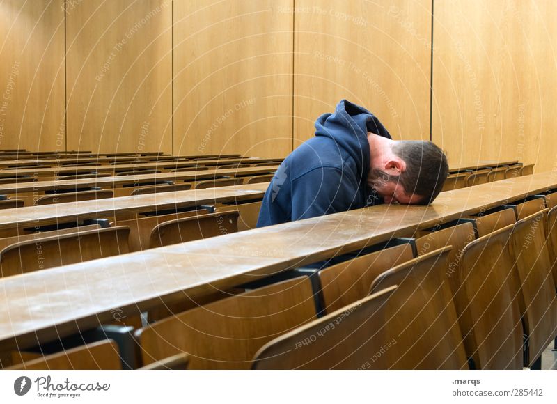 Geknickt Bildung Erwachsenenbildung Schule lernen Studium Student Hörsaal Karriere Mensch maskulin Junger Mann Jugendliche 1 18-30 Jahre sitzen Traurigkeit