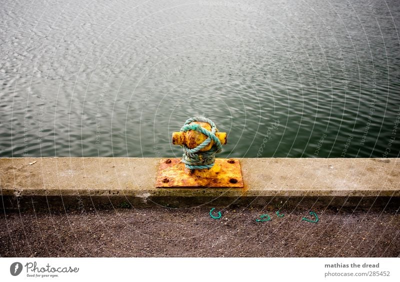 EINMAL FESTMACHEN BITTE Hafenstadt Menschenleer authentisch Poller ankern Seil Knoten gelb Rost ruhig Linie Am Rand Meer Wellen Wasser Farbfoto mehrfarbig