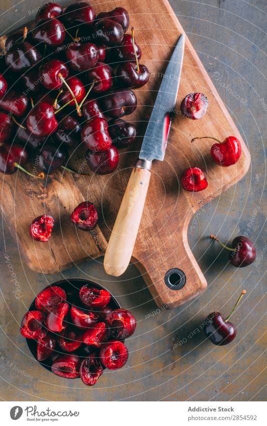 Kirschen in einem Holzschneidebrett schwarze Kirsche Schalen & Schüsseln Schneidebrett lecker Dessert Lebensmittel frisch Frucht Gesundheit saftig Messer