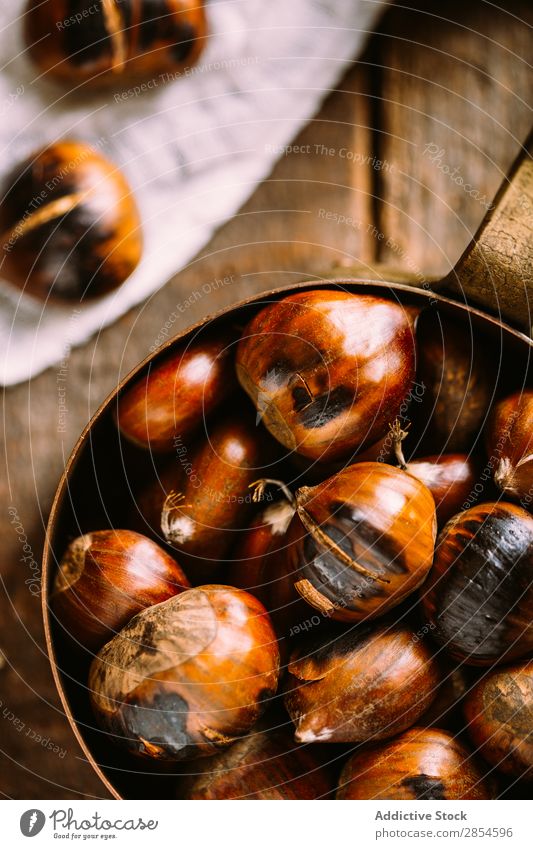 Geröstete Kastanien Herbst braun kochen & garen Kupfer Lebensmittel Frucht Grunge heiß Nuss Oktober Pfanne roh gebraten rustikal Topf Saison Holz