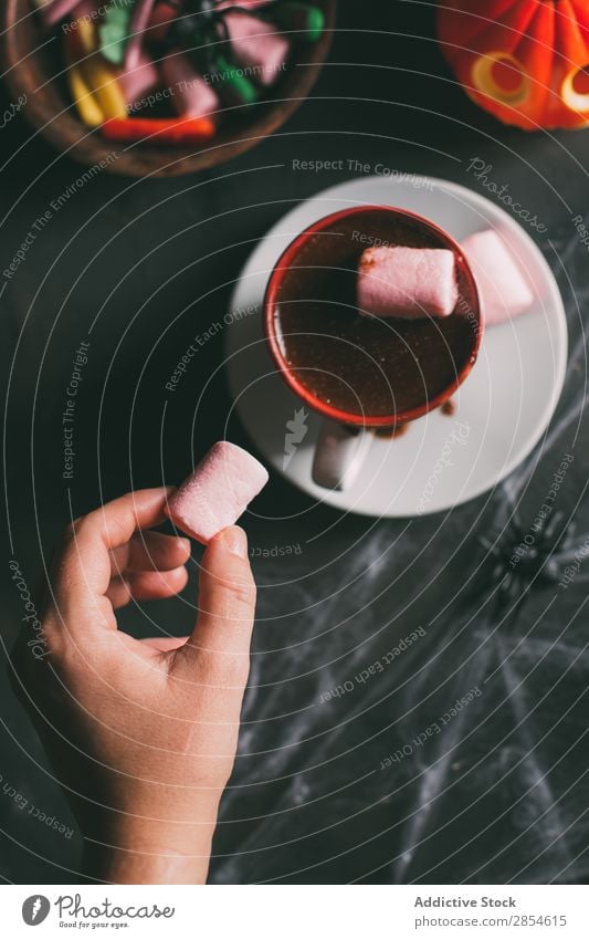 Heiße Schokolade mit Marshmallow mit Halloween-Dekoration Herbst Getränk Kakaobaum Süßwaren Tasse dunkel Dekoration & Verzierung lecker trinken Lebensmittel