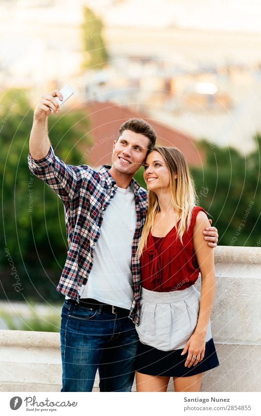 Romantisches junges Paar beim Fotografieren mit dem Handy. Selfie nehmen Jugendliche Telefon Mobile Solarzelle Selbstportrait Mensch Grafik u. Illustration