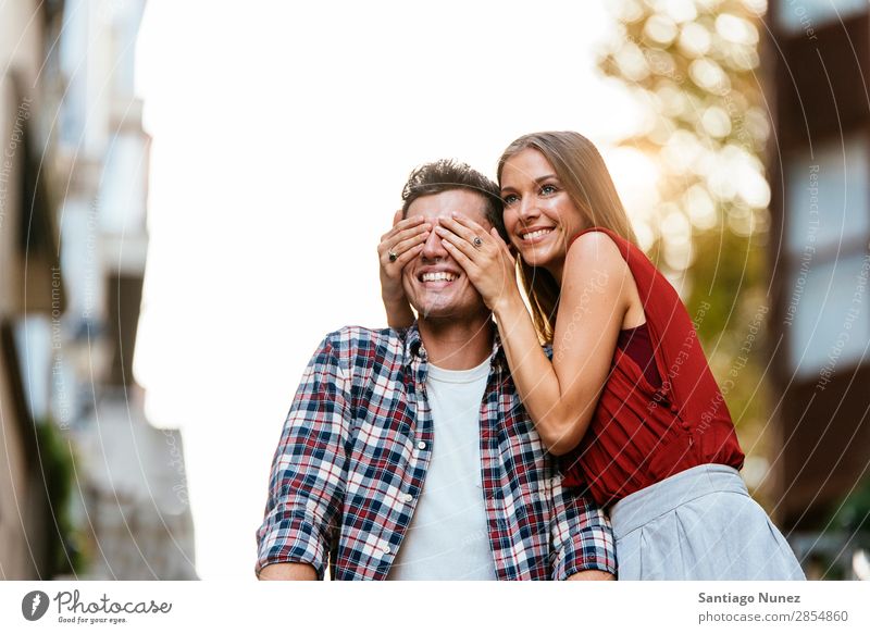 Junges Paar, das Spaß in der Stadt hat. Liebe Frau Partnerschaft Hand Auge Jugendliche schön Freundschaft Überraschung Romantik lustig springen freudig