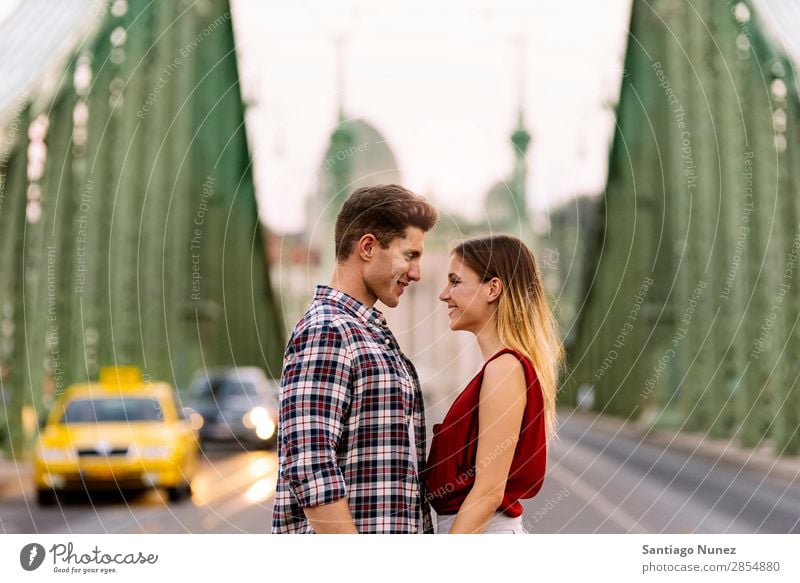 Ein junges, liebevolles Paar, das sich auf der Straße umarmt. Liebe Frau Partnerschaft Jugendliche schön Umarmen Romantik Fröhlichkeit Küssen romantisch Lächeln