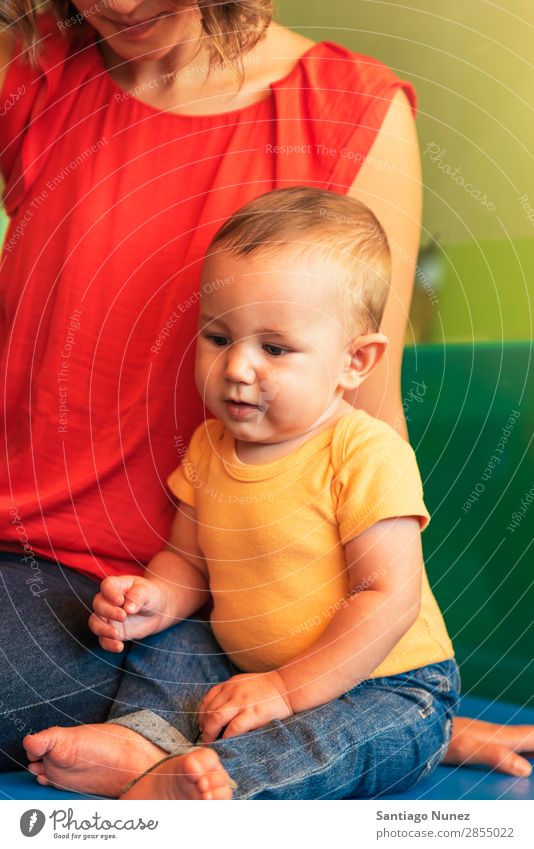 Kind Junge und Mutter beim Spielen. Baby Kinderbetreuung Kindergarten Lehre Schule Familie & Verwandtschaft lernen Spielzeug Kleinkind klein Lifestyle lehrreich