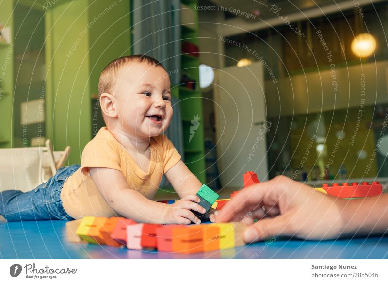 Kind Junge und Mutter beim Spielen. Baby Kinderbetreuung Kindergarten Lehre Schule Familie & Verwandtschaft lernen Spielzeug Kleinkind klein Lifestyle lehrreich