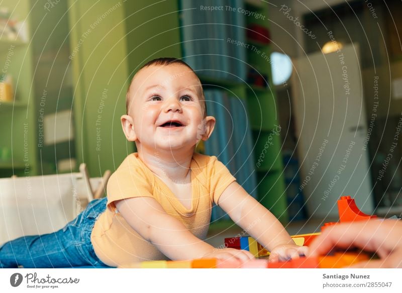 Kind Junge und Mutter beim Spielen. Baby Kinderbetreuung Kindergarten Lehre Schule Familie & Verwandtschaft lernen Spielzeug Kleinkind klein Lifestyle lehrreich