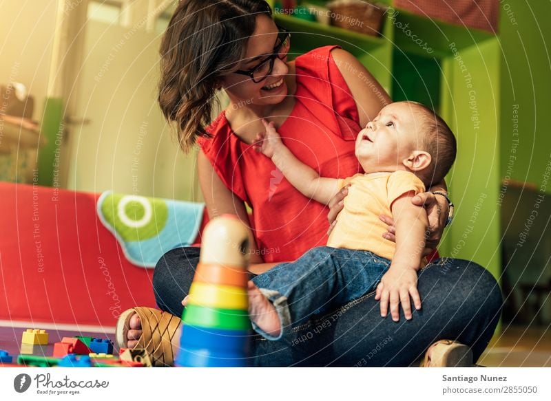 Kind Junge und Mutter beim Spielen. Baby Kinderbetreuung Kindergarten Lehre Schule Familie & Verwandtschaft lernen Spielzeug Kleinkind klein Lifestyle lehrreich