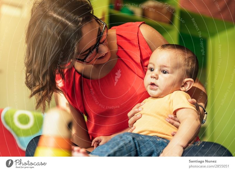 Kind Junge und Mutter beim Spielen. Baby Kinderbetreuung Kindergarten Lehre Schule Familie & Verwandtschaft lernen Spielzeug Kleinkind klein Lifestyle lehrreich