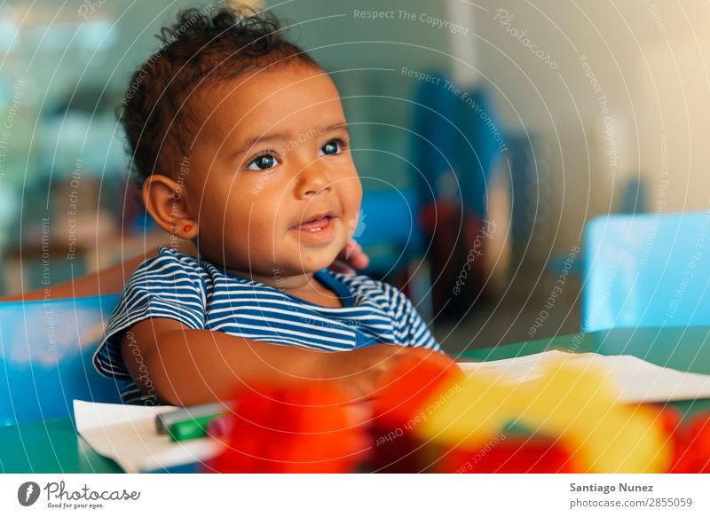 Frohes Baby beim Spielen mit Spielzeugblöcken. Kinderbetreuung Kindergarten Porträt Schule Kleinkind Mädchen klein Blöcke Glück Fürsorge niedlich Freude