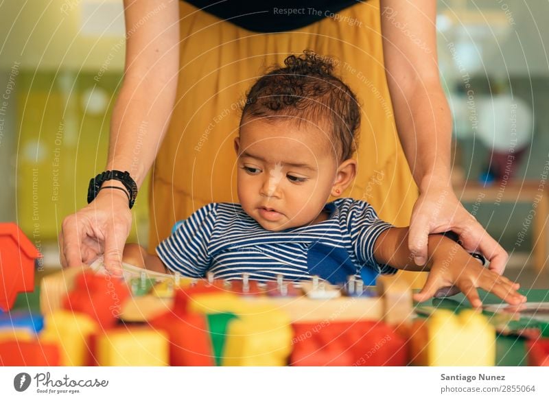 Kind Junge und Mutter suchen ein Lehrbuch. Baby Spielen Kinderbetreuung Kindergarten Lehre Schule Familie & Verwandtschaft lernen Buch Kleinkind Spielzeug