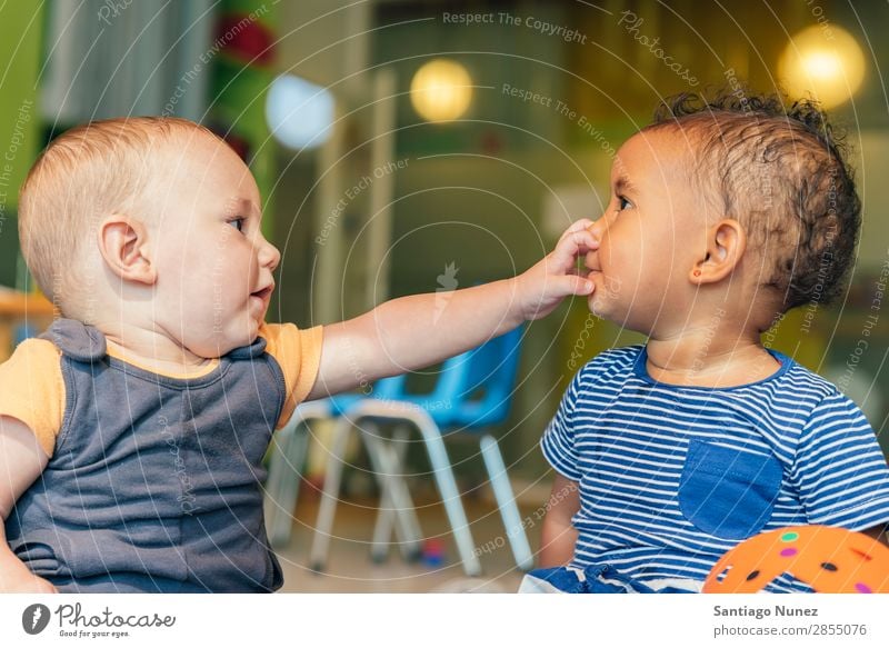 Babys spielen zusammen. Spielen Kind Kindergarten Tun 2 Freude Junge Kinderbetreuung Glück Mulatte multiethnisch Kaukasier heimwärts Kindheit Lifestyle Mensch