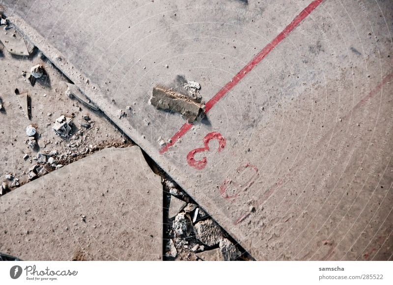 Nummer Drei Industrie Industrieanlage Fabrik Mauer Wand Stein Beton alt dreckig trashig Stadt grau Verfall Vergangenheit Vergänglichkeit 3 drei rot Linie