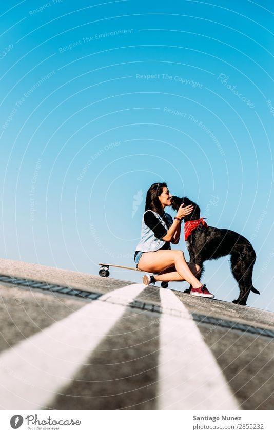 Schöner junger Mann, der ihren Hund liebt. Mädchen Frau Haustier Besitzer Schlittschuhlaufen Stadt Jugendliche Sport Skateboarding Longboard Reiten