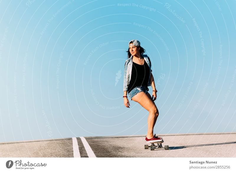 Schöne Skaterin, die auf ihrem Longboard fährt. Mädchen Frau Schlittschuhlaufen Stadt Jugendliche Sport Skateboarding Stil Reiten Schlittschuhe Glück Lächeln