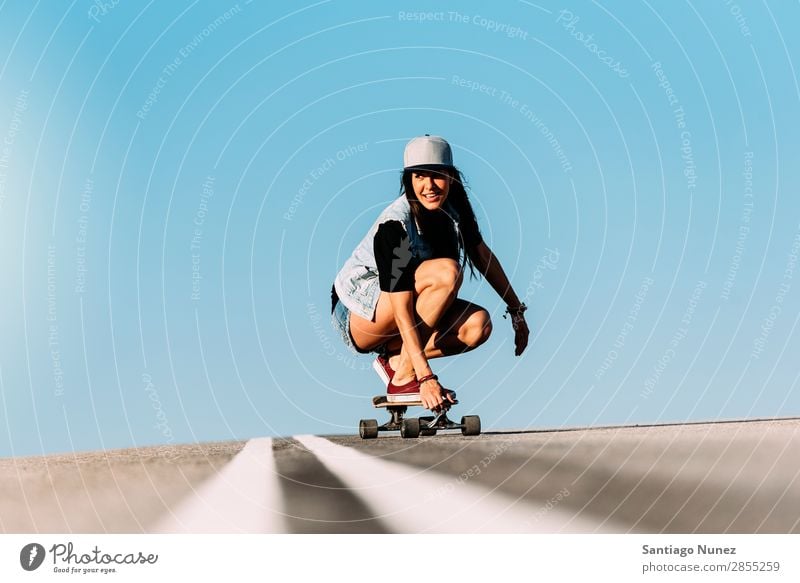 Schöne Skaterin, die auf ihrem Longboard fährt. Mädchen Frau Schlittschuhlaufen Stadt Jugendliche Sport Skateboarding Stil Reiten Schlittschuhe Glück Lächeln