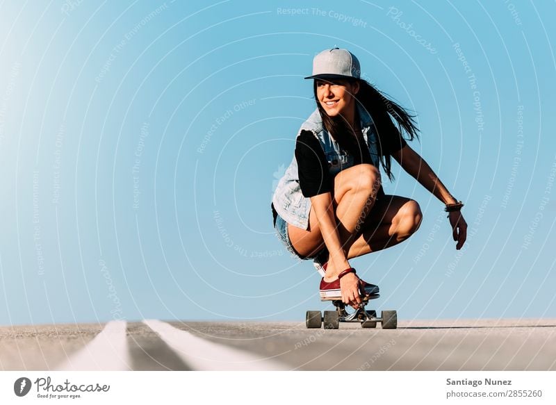 Schöne Skaterin, die auf ihrem Longboard fährt. Mädchen Frau Schlittschuhlaufen Stadt Jugendliche Sport Skateboarding Stil Reiten Schlittschuhe Glück Lächeln