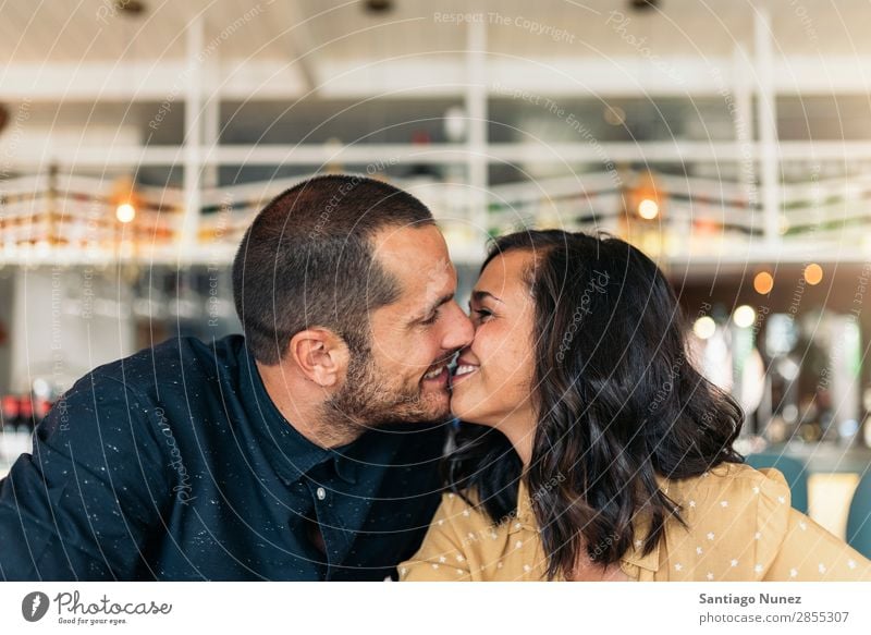 Lächelndes Paar von Liebhabern, die sich küssen. Liebe Küssen Kaffee Jugendliche schön Erwachsene Frau Romantik Mann sitzen sprechen lässig romantisch Umarmen