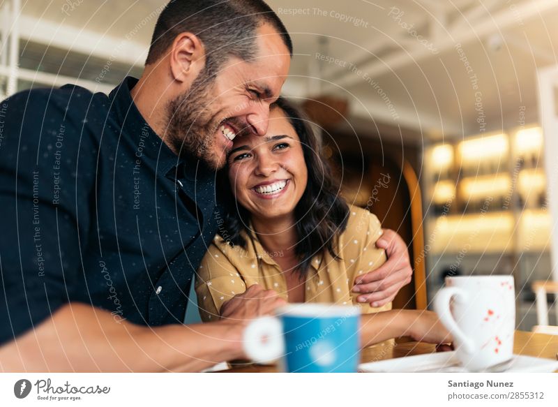 Lächelndes Paar von Liebhabern, die Spaß haben. Liebe Umarmen Kaffee Jugendliche schön Erwachsene Frau Romantik Mann sitzen sprechen lässig romantisch Mensch