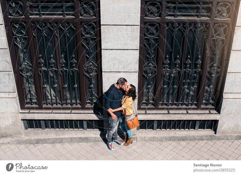 Lächelndes Paar von Liebhabern, die Spaß haben. Frau Datteln Liebe Umarmen Küssen Mann Mädchen Jugendliche Romantik Großstadt Fröhlichkeit Glück Mensch