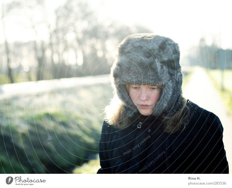 WinterBlues Mensch Kind Mädchen Leben 1 8-13 Jahre Kindheit Schönes Wetter Baum Straße Wege & Pfade Jacke Mütze Traurigkeit authentisch schön kalt natürlich