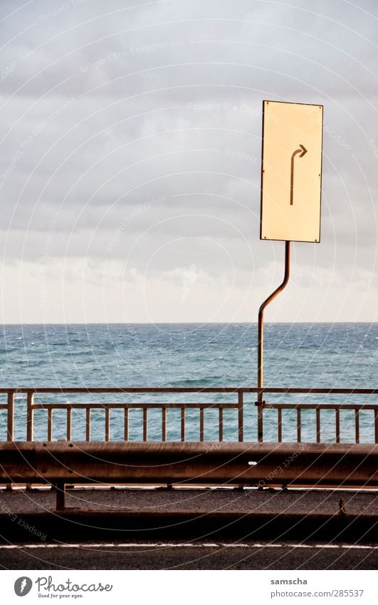 rechts abbiegen Wasser Sonnenlicht Küste Meer Verkehr Verkehrswege Straße Verkehrszeichen Verkehrsschild Zeichen Schilder & Markierungen Hinweisschild