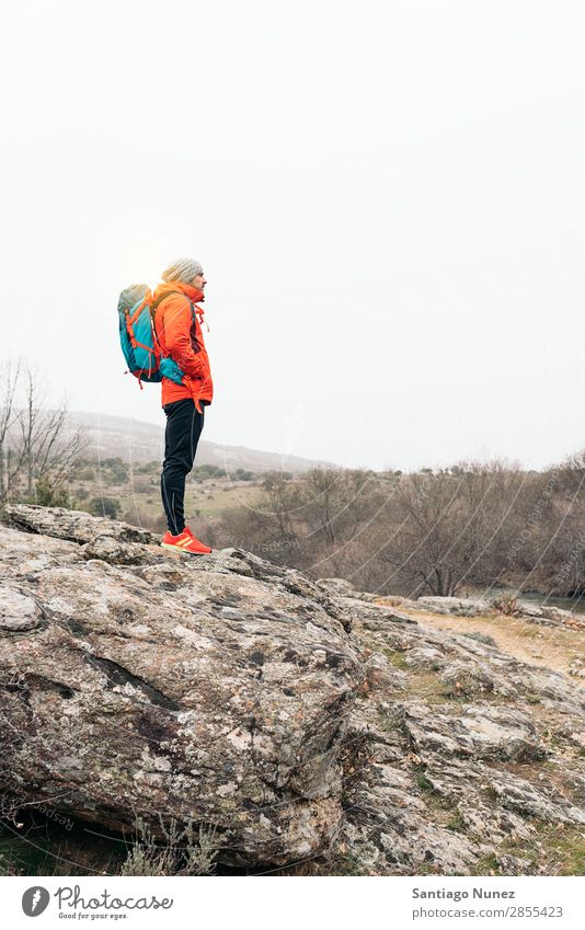 Junger Backpacker, der die Natur genießt. wandern Wanderer Trekking Alpinismus Bergsteiger laufen Berge u. Gebirge Expedition Jugendliche Sport