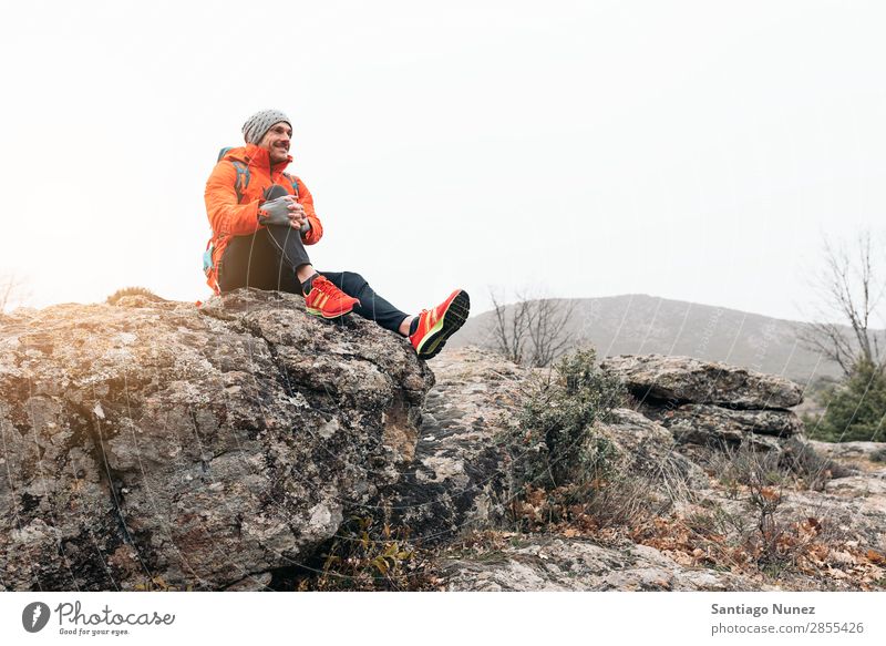 Junger Backpacker, der die Natur genießt. wandern Wanderer Trekking Alpinismus Bergsteiger laufen Berge u. Gebirge Expedition Jugendliche Sport