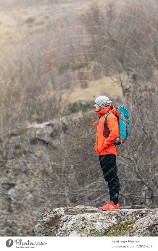 Junger Backpacker, der die Natur genießt. wandern Wanderer Trekking Alpinismus Bergsteiger laufen Berge u. Gebirge Expedition Jugendliche Sport