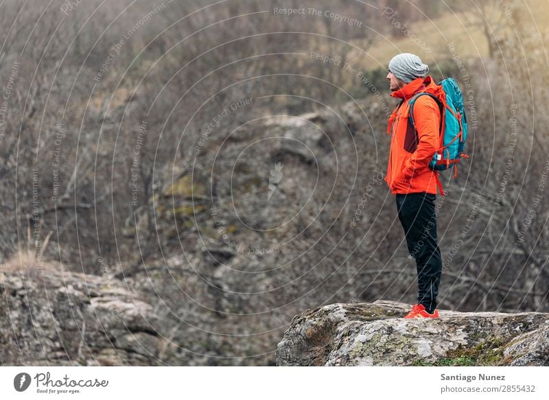 Junger Backpacker, der die Natur genießt. wandern Wanderer Trekking Alpinismus Bergsteiger laufen Berge u. Gebirge Expedition Jugendliche Sport