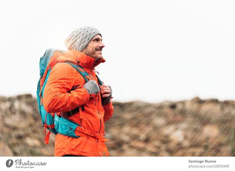 Junger Backpacker, der die Natur genießt. wandern Wanderer Trekking Porträt Alpinismus Bergsteiger laufen Berge u. Gebirge Expedition Jugendliche Sport