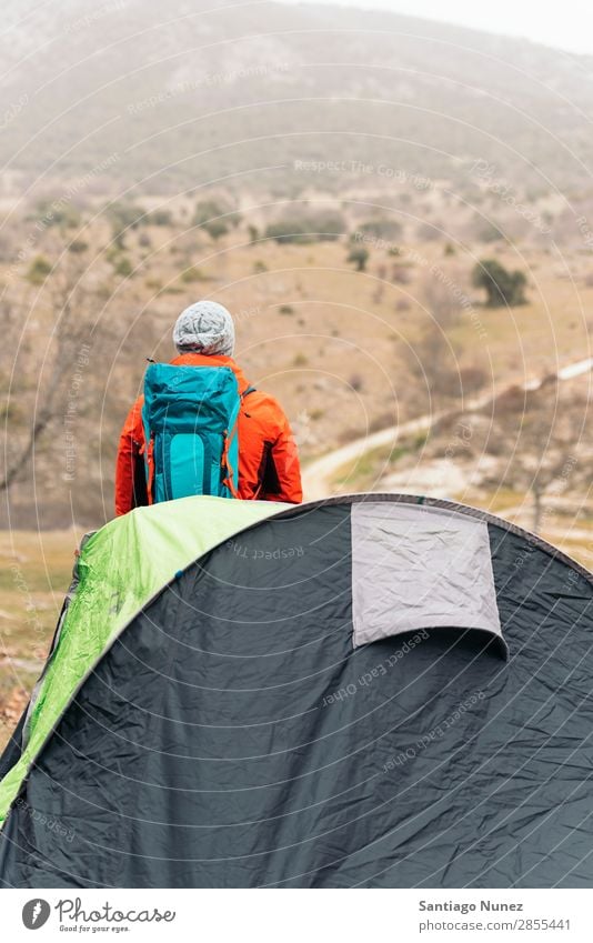 Junger Backpacker, der die Natur genießt. wandern Wanderer Trekking Alpinismus Bergsteiger laufen Berge u. Gebirge Zelt Expedition Jugendliche Sport