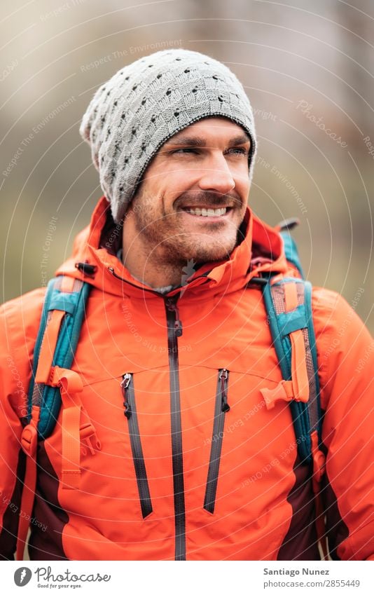 Junger Backpacker, der die Natur genießt. wandern Wanderer Trekking Porträt Alpinismus Bergsteiger laufen Berge u. Gebirge Expedition Jugendliche Sport