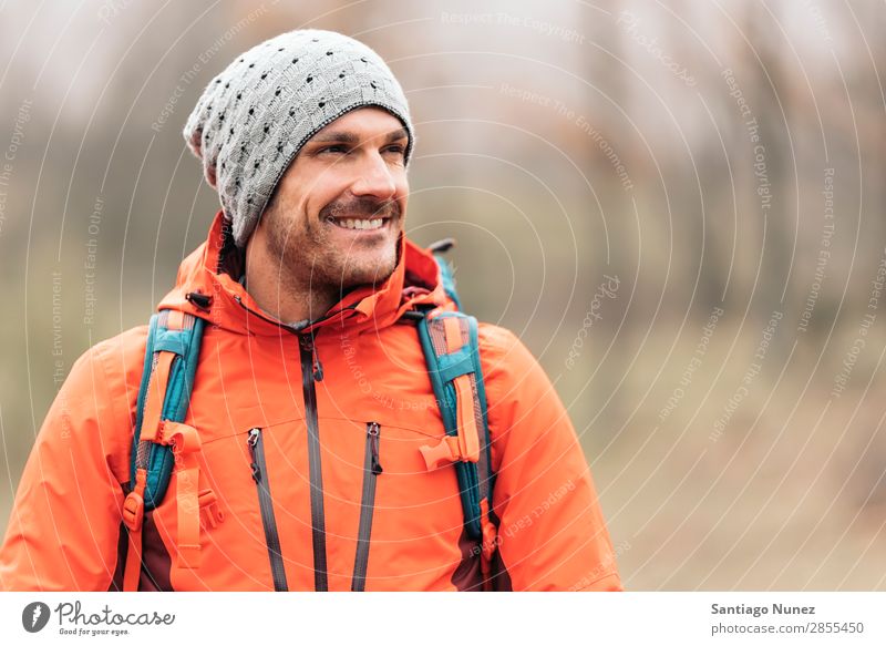 Junger Backpacker, der die Natur genießt. wandern Wanderer Trekking Porträt Alpinismus Bergsteiger laufen Berge u. Gebirge Expedition Jugendliche Sport