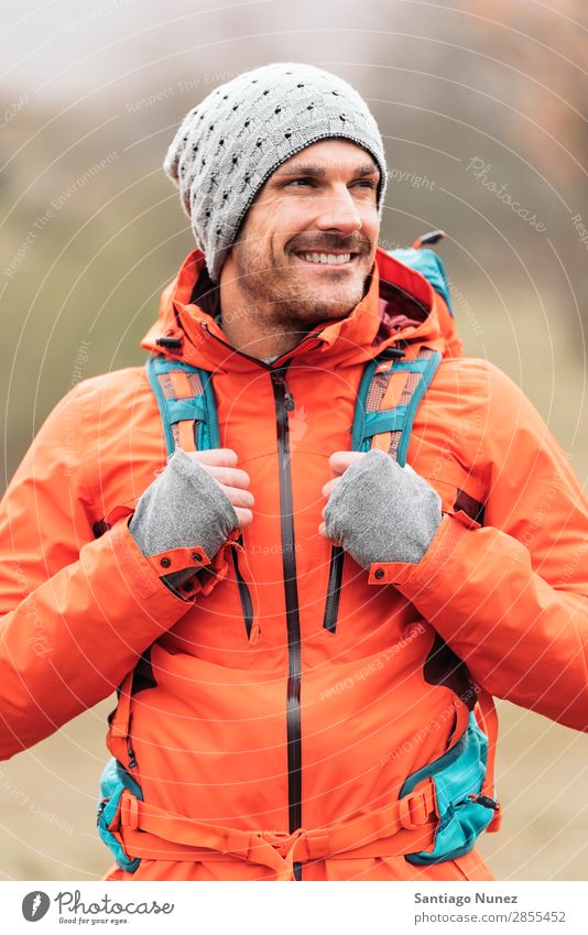 Junger Backpacker, der die Natur genießt. wandern Wanderer Trekking Porträt Alpinismus Bergsteiger laufen Berge u. Gebirge Expedition Jugendliche Sport