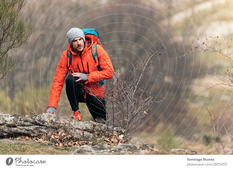 Junger Backpacker, der die Natur genießt. wandern Wanderer Trekking Alpinismus Bergsteiger laufen Berge u. Gebirge Expedition Jugendliche Sport