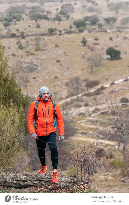 Junger Backpacker, der die Natur genießt. wandern Wanderer Trekking Alpinismus Bergsteiger laufen Berge u. Gebirge Expedition Jugendliche Sport