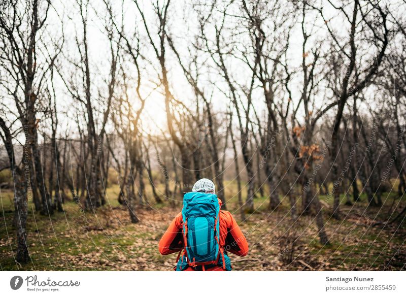 Junger Backpacker, der die Natur genießt. wandern Wanderer Trekking Alpinismus Bergsteiger laufen Berge u. Gebirge Expedition Jugendliche Sport