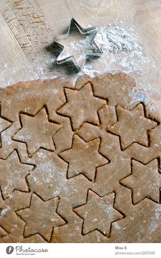 Sternchen fürs Sternchen Lebensmittel Teigwaren Backwaren Ernährung lecker süß braun Stern (Symbol) Mehl Plätzchen Backform Zimtstern Holz Weihnachtsgebäck