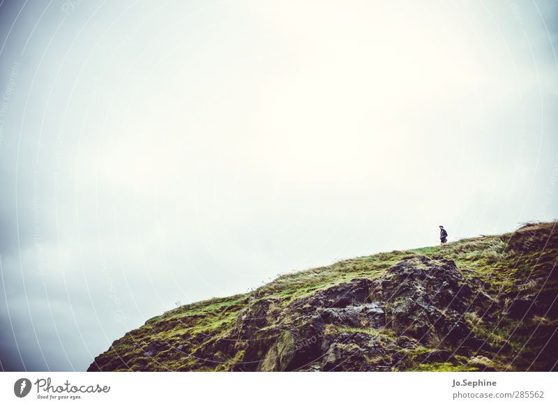 Sehnsucht. Ausflug wandern Ferien & Urlaub & Reisen Landschaft Berge u. Gebirge Himmel Felsen Fernweh Ferne Mensch Umwelt Natur Herbst Wetter karg gigantisch