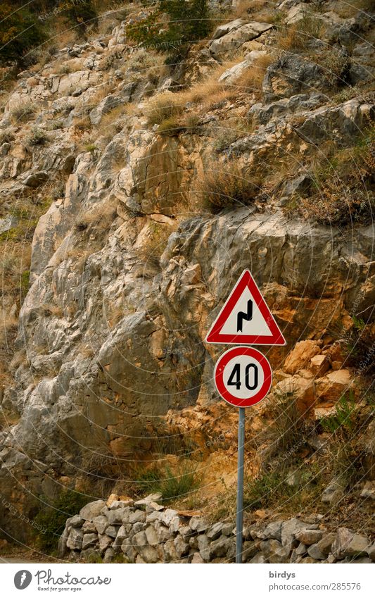 Tempolimit Schönes Wetter Felsen Berge u. Gebirge Verkehr Straßenverkehr Verkehrszeichen Verkehrsschild Pass Zeichen Schilder & Markierungen Hinweisschild